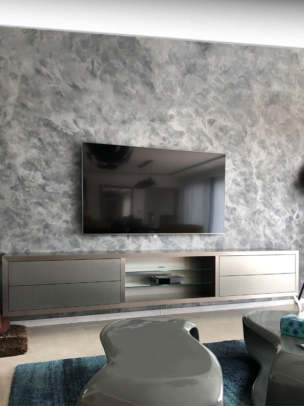 Závesný TV stolík v luxusnom bronzovom dekore