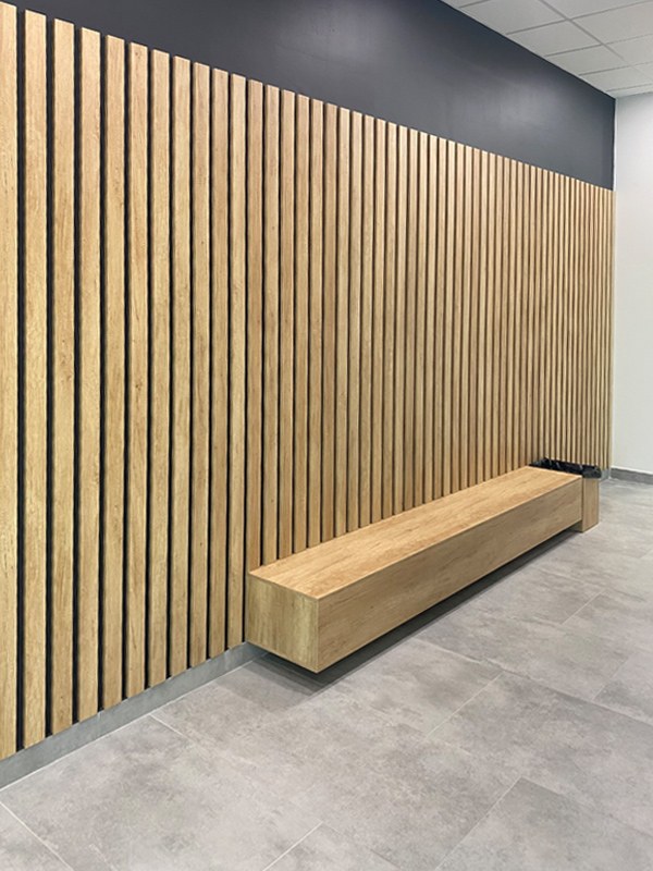Drevené lamely a atypická moderná lavička v OC Tulip